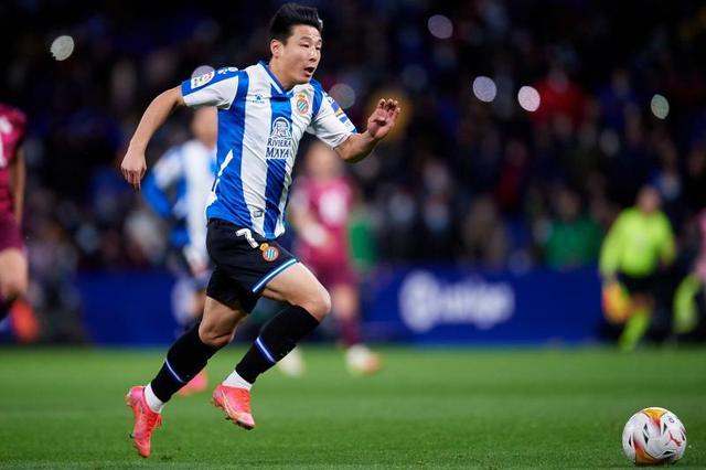 爱游戏APP-费耶诺德发布备战花絮，窗口期单刀错失，国王杯任务艰巨，训练强度明显提升-爱游戏APP