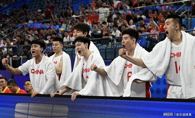 爱游戏-深圳男篮训练开放日，加时末段扳平良机引欢呼，德甲在即，更衣室氛围转暖-爱游戏